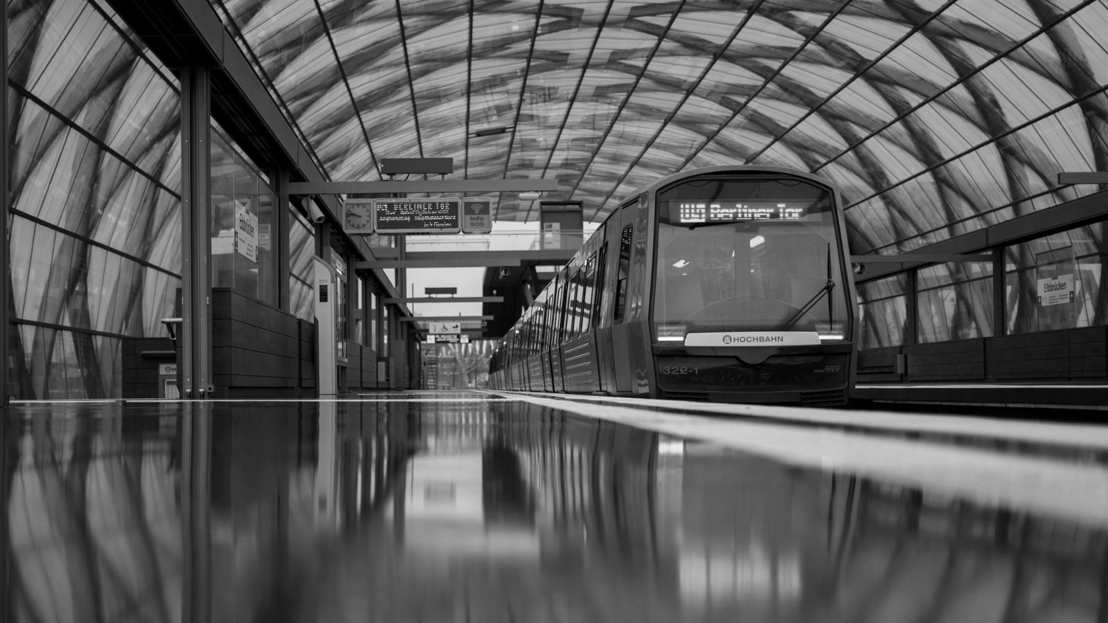 U-Bahn-Haltestelle Elbbrücken mit einfahrendem Zug unter dem Glasdach